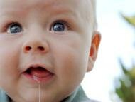 Уход за младенцами: Откуда столько слюней?