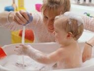 Купание ребенка: Чем развлечь малыша в ванной?