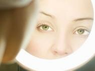 Красота и здоровье: Как правильно ухаживать за кожей вокруг глаз?